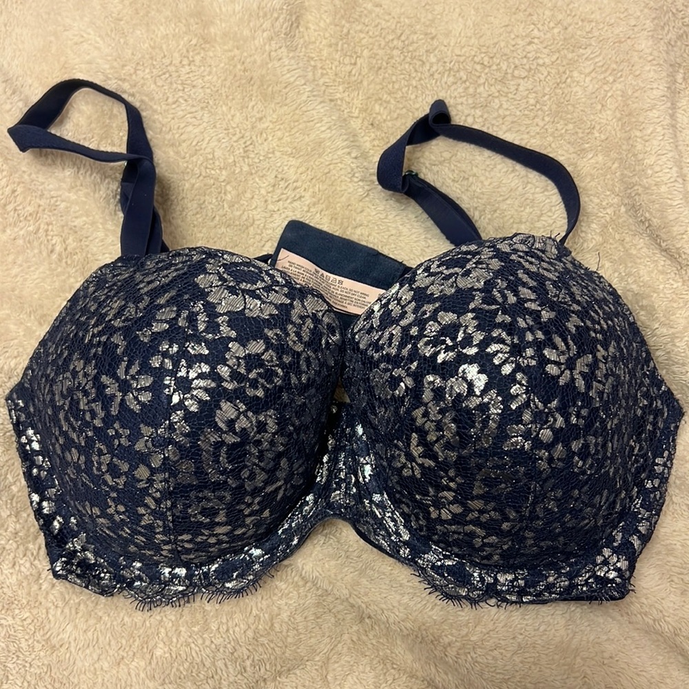 Victoria’s Secret navy bra